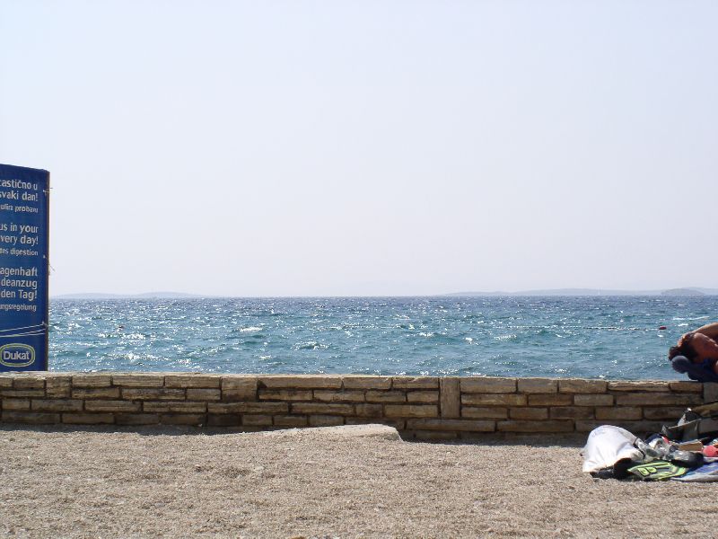 Kieselstrand - Befestigungsmauer - Meer