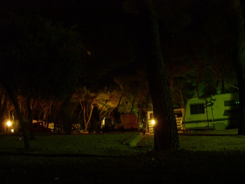 Blick vom Strand zum CP bei Nacht