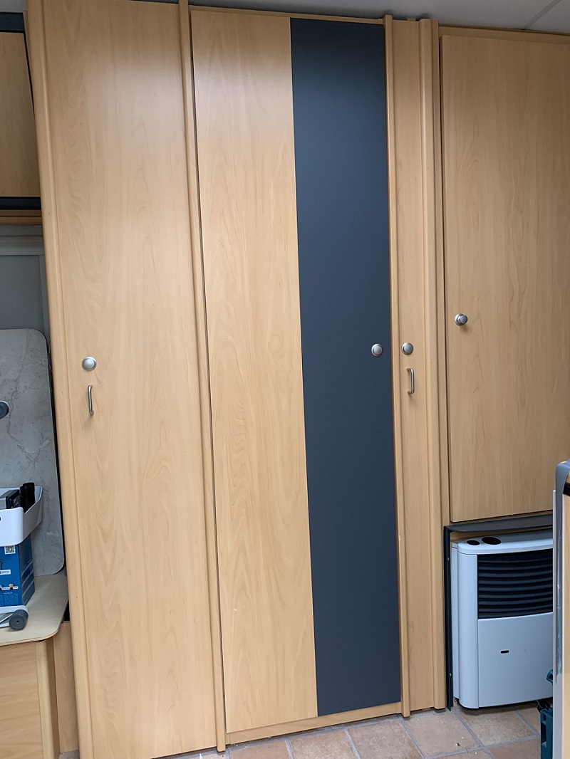 Schrank mit Anthrazit