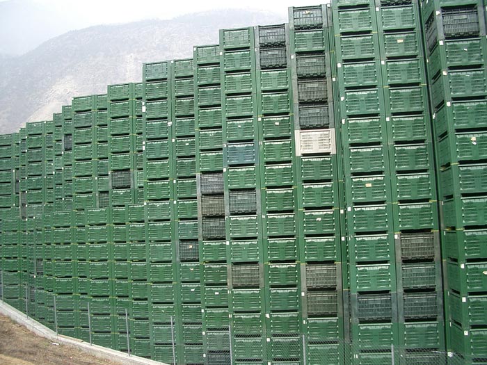 Latsch 2005 Obstkisten warten auf Fllung